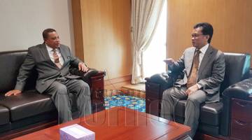 SHAFIE (duduk, kanan) berbual dengan Hajam (kiri) ketika kunjungan hormat LHDN ke pejabat rasmi Ketua Menteri di PPNS, pada Jumaat.