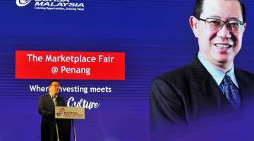Lim menyampaikan ucapan pada Majlis Perasmian 'The Bursa Malaysia Marketplace Fair' hari ini. - Gambar Bernama