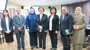 CHRISTINA (tengah) dan Ng (tiga kanan) bersama tetamu kehormat lain merakamkan gambar kenangan.