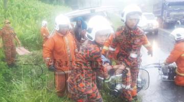 PASUKAN bomba membawa keluar mangsa yang cedera dalam kemalangan melibatkan dua kenderaan di Simpang Batu 32, Jalan Beluran -Sandakan.