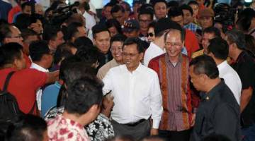 MESRA: Mohd Shafie bersalaman dengan penduduk ketika menghadiri Majlis Rumah Terbuka Krismas Timbalan Ketua Menteri, Datuk Seri Madius Tangau semalam. — Gambar Bernama