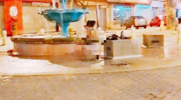 GAMBAR tular yang menunjukkan sepasang lelaki dan perempuan mandi dalam air pancur di Jalan Gaya.