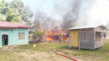 TIGA rumah kayu musnah dalam kebakaran di Kg Tg Kapur Semporna.