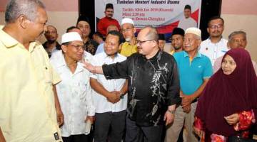 BERTANYA KHABAR: Shamsul (tiga kanan) beramah mesra dengan sebahagian pekebun kecil RISDA pada Majlis Dialog Pekebun Kecil Risda Dewan Undangan Negeri (DUN) Kota, semalam. — Gambar Bernama