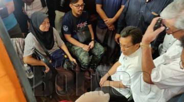 SHAFIE semasa melawat mangsa kebakaran di PPS Dewan Serbaguna Putatan hari ini.