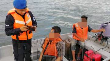 ANGGOTA PPM Tawau bertugas memeriksa barang yang ditemukan di atas bot yang dijuragani seorang remaja lelaki tempatan berusia 17 tahun.