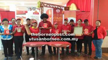 MASKOT: Master Ong (tengah) bergambar bersama hidangan ayam Bucket yang menyelerakan bersama kakitangan SugarBun di Boulevard Shopping Mall semalam.