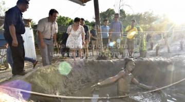 TARIKAN: Jepinus (dua kiri) mendengar penerangan daripada Angel (tiga kiri) mengenai kebaikan mandi lumpur gunung berapi di KP Mud.