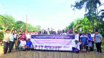 PENDUDUK kampung yang hadir semasa perhimpunan aman yang diadakan di Kampung Datong, Pitas.