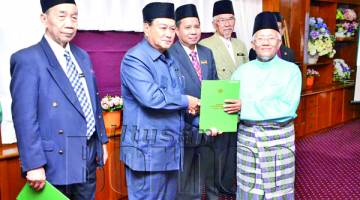 AIDI menyampaikan watikah pelantikan Wali Raja Negeri Sabah kepada salah seorang penerima.