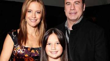 CALON RAZZIE: Gambar fail menunjukkan John Travolta bersama isterinya, Kelly Preston dan anak perempuan mereka.