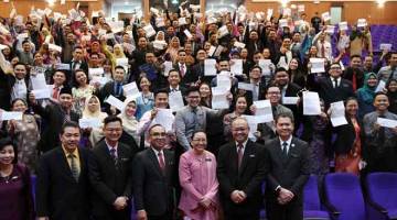TINGKAT MUTU PENGAJARAN: Mistirine (lima kiri) bersama seramai 187 guru baharu sekolah rendah yang akan ditempatkan di seluruh Sabah pada majlis Taklimat dan Penyampaian Surat Penempatan Guru Baharu Sekolah Rendah semalam. — Gambar Bernama