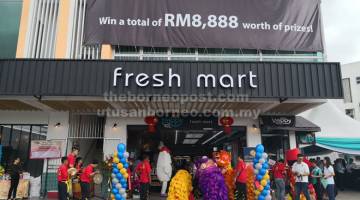 MERIAH: Pembukaan rasmi Happy Farm Fresh Mart, semalam.