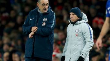 TERKILAN: Reaksi Sarri (kiri) ketika menyaksikan pasukannya gagal menjaringkan gol ketika beraksi pada perlawanan liga menentang Arsenal di Stadium Emirates, London pada 19 Januari lepas  Isnin lepas. — Gambar AFP