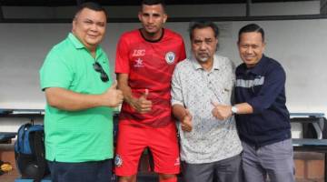 Pedro bersama Hamzah (kiri), Penasihat Pasukan Awang Mahyan Awang Mohamed dan Penolong Pengurus, Abang Fomay Abang Sa'adeli (kanan) di Padang C hari ini.