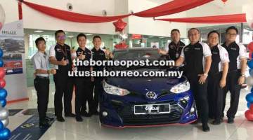 BAGUS: Kakitangan UMW Toyota Motor Sdn Bhd di Jalan Pending menunjukkan tanda bagus bagi memperkenalkan model Toyota Vios serba baharu di Kuching, semalam.