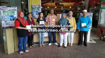 TAHNIAH: Selina (dua kanan) dan Abdul (tengah) bergambar kenangan bersama para pemenang.