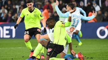 SENGIT: Sebahagian babak-babak aksi perlawanan Ligue 1 di antara Marseille dan Lille di Stadium Velodrome di Marseille. — Gambar AFP