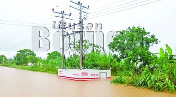 PENCAWANG elektrik yang terjejas banjir di kawasan Kota Marudu.