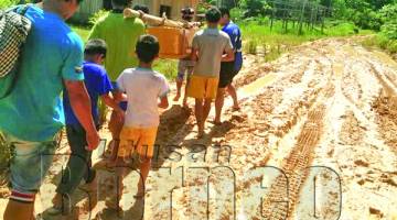 PENDUDUK Kg Tagibang terpaksa berjalan kaki 4 kilometer mengusung keranda jenazah ke tanah perkuburan ekoran kerosakan teruk jalan raya.