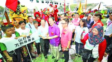 LIEW (tiga dari kanan) ketika menghadiri Majlis Persembahan Tarian Naga, Singa dan Unicorn sempena Tahun Baharu Cina 2019.
