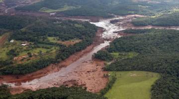 DAHSYAT: Gambar serahan Pejabat Presiden Brazil menunjukkan pemandangan dari udara tempat kejadian yang ditimbus lumpur di Corrego do Feijao dekat Brumadinho di negeri tenggara Minas Gerais, kelmarin. — Gambar AFP