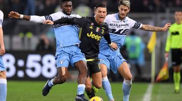 TERSEPIT: Ronaldo diasak hebat oleh dua pemain Lazio pada perlawanan Serie A Itali di  Stadio Olimpico, Rom Ahad lepas. — Gambar AFP