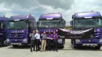 TERBAIK: (Dari kiri) Sim, Kamaljit, Wong, Chelven dan Voon menunjukkan tanda bagus kepada model baru Actros prime movers 3344.