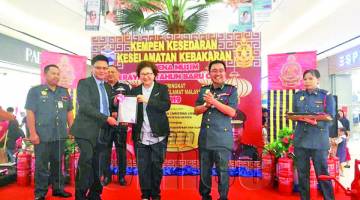 CHRISTINA menyampaikan sijil penghargaan kepada salah seorang wakil pusat tumpuan yang hadir semasa Majlis Pelancaran Kempen Kesedaran Keselamatan Kebakaran Sempena Tahun Baharu Cina 2019 peringkat JBPM Sabah.
