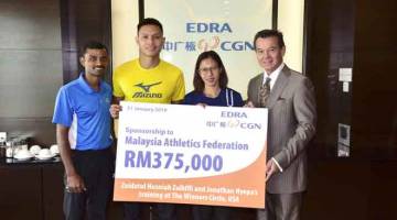 TUAH: Mark William (kanan) menyampaikan replika cek bernilai RM375,000 kepada Nyepa (dua kiri) dan Zaidatul (dua kanan) atas tajaan Edra Power Holdings Sdn Bhd, semalam. — Gambar Bernama