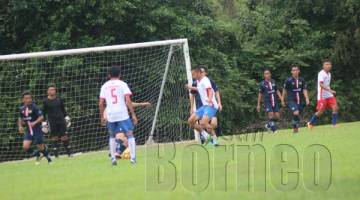 SITUASI mencemaskan di kawasan pintu gol pasukan JKR (jersi gelap) ketika terus diasak pemain skuad Piala Presiden Sabah.