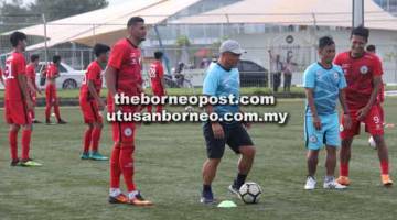 BERI SEMANGAT: Mohd Farhan memberi arahan kepada pemain-pemain pada sesi latihan di Padang C, Petra Jaya, Kuching kelmarin.