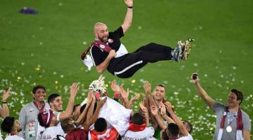 LAMBUNG KE UDARA: Pemain Qatar melambung Sanchez ke udara bagi meraikan kejayaan mereka memenangi Piala Asia selepas menundukkan Jepun 3-1. — Gambar AFP