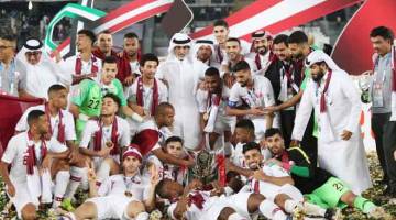 DETIK BERSEJARAH: Pemain dan kakitangan pasukan Qatar meraikan kejayaan mereka memenangi Piala Asia selepas tamat aksi perlawanan akhir menentang Jepun di Stadium Zayed Sports City di Abu Dhabi. — Gambar Reuters 