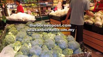 SEGAR: Sayur-sayuran segar boleh didapati di  pasar raya Boulevard Hypermarket.