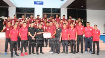 BERIKRAR: Barisan pengurusan dan pemain skuad Piala Presiden Sarawak melafazkan ikrar bebas rasuah di Miri semalam.