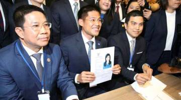 CALON PM: Pongpanich menunjukkan permohonan Puteri Ubolratana untuk menjadi calon                    partinya bagi jawatan perdana menteri di pejabat suruhanjaya pilihan raya di Bangkok, Thailand pada Jumaat. — Gambar Reuters