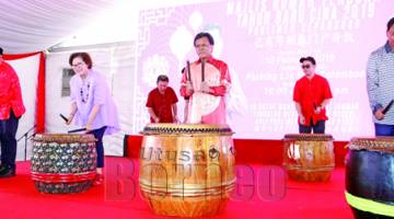 SHAFIE (tengah), Jaujan (kanan), Christina (tiga dari kiri), Azis (dua dari kiri) serta tetamu kehormat yang lain menyempurnakan gimik perasmian.