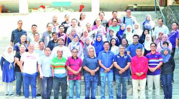 PARA pensyarah FPEP bergambar kenangan sebelum bengkel bermula. Turut sama ialah Timbalan Naib Canselor Akademik dan Antarabangsa UMS Prof Dr Rasid Mail (depan, lima dari kiri).