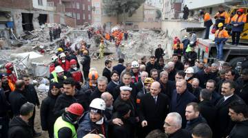 TURUN PADANG: Erdogan dan para pegawainya melawat tempat kejadian runtuhan bangunan pangsapuri di Istanbul, kelmarin. — Gambar Reuters
