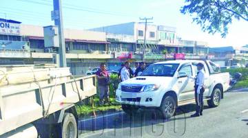 SUSPEK melarikan kenderaan pacuan empat roda majikannya berjaya dikesan oleh sepasukan polis trafik.