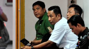DIDAKWA: Mohd. Shariff (dua kanan) dihadapkan ke Mahkamah Sesyen Johor Bahru semalam atas tiga pertuduhan meminta dan menerima rasuah bernilai RM13,000 dua tahun lalu. — Gambar Bernama