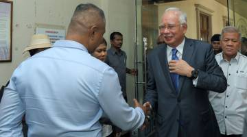 KE MUKA PENGADILAN: Najib (dua kanan) hadir ke Mahkamah Sesyen semalam pada sebutan semula tiga pertuduhan baharu pengubahan wang haram berjumlah RM47 juta, lima tahun lepas. — Gambar Bernama