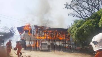 KEADAAN api marak memusnahkan rumah dan kereta mangsa.