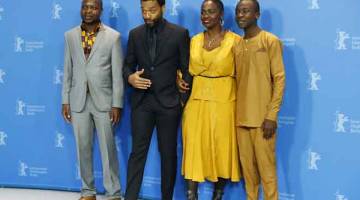 KISAH EPIK: Pengarah dan penulis lakon layar Chiwetel Ejiofor bersama pelakon William Kamkwamba, Maxwell Simba dan Aissa Maiga semasa sesi bergambar bagi mempromosikan filem ‘The Boy Who Harnessed the Wind’ di Berlinale kelmarin. — Gambar Reuters