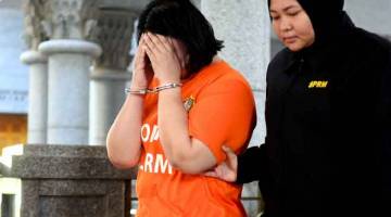 REMAN: Majistret Ahmad Afiq Hasan mengeluarkan perintah reman terhadap wanita berusia 39 tahun itu sehingga 19 Feb ini selepas membenarkan permohonan Suruhanjaya Pencegahan Rasuah Malaysia (SPRM) di Mahkamah Majistret Putrajaya, di dekat Putrajaya, semalam. — Gambar Bernama