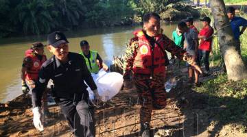 MAYAT mangsa diangkat oleh pihak polis dan bomba.