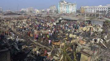 MUSNAH: Keadaan di tempat kejadian setelah kebakaran berjaya dipadamkan oleh anggota bomba di Chittagong, semalam. — Gambar AFP