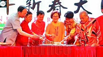 CHRISTINA (tiga dari kanan) dan Yong (tiga dari kiri) bersama tetamu kehormat lain menyempurnakan acara Lau Sang.