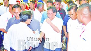 SHAFIE diraikan pemimpin-pemimpin masyarakat semasa tiba untuk merasmikan Konvensyen UPPM Peringkat Negeri di Kompleks Sukan Tawau.